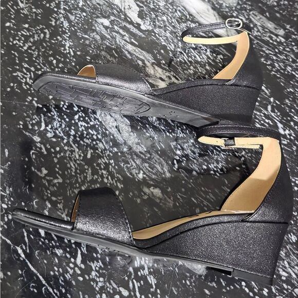 BRAND NEW UNISA LOW-HEEL WEDGE SHIMMER QUARE- TOE SANDAL - Picture 9 of 13